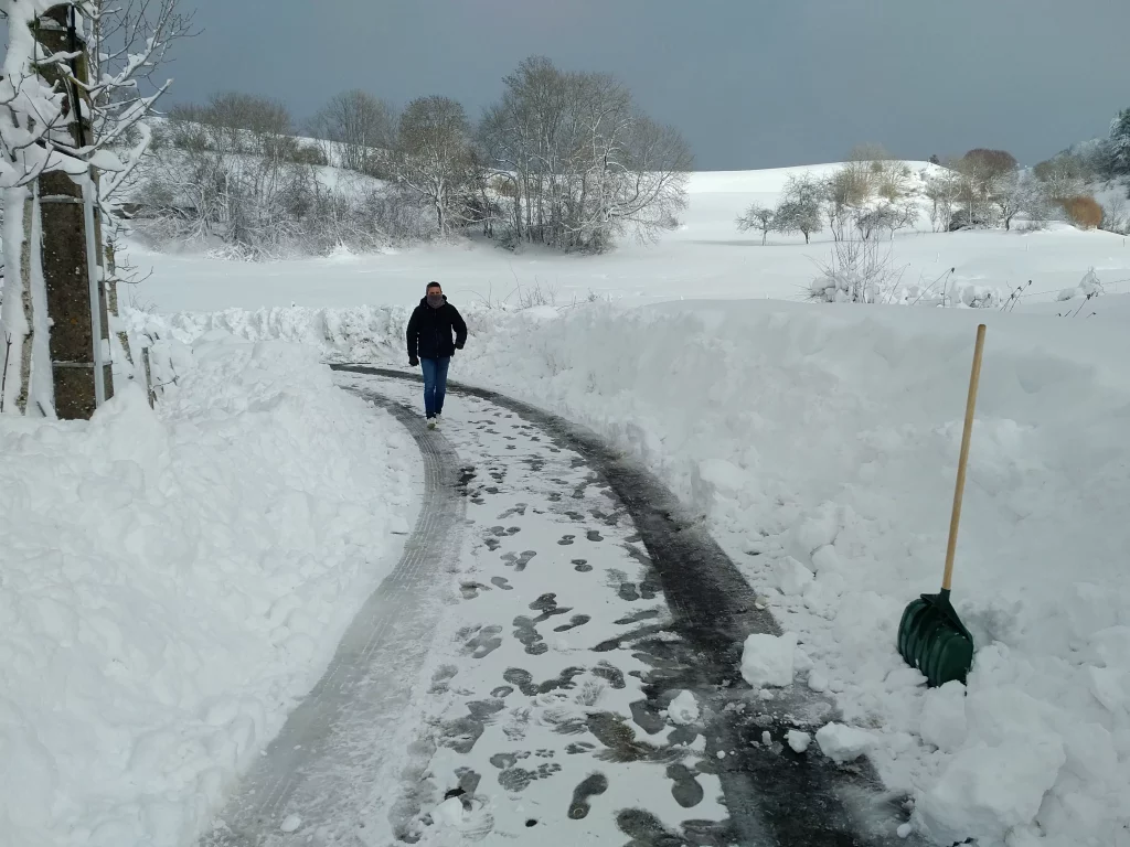 Neige en Auvergne devant la grange de Liournat même en vacances d'hiver gâchées par le COVID ;-)